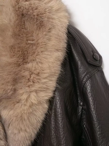Gros plan d'une veste d'hiver en similicuir avec col amovible en fausse fourrure