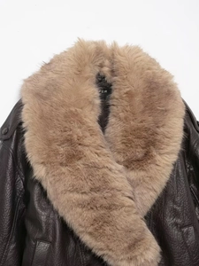 Détail de la veste en similicuir marron foncé avec un col en fourrure amovible doux