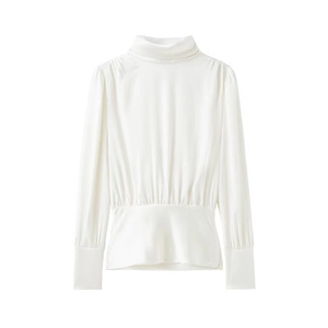 Détail du chemisier élégant en satin crème avec taille plissée et col haut chic