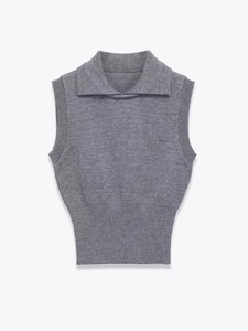 Détail de l'ourlet côtelé et du col d'un gilet en maille grise de style moderne