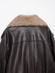 Vue détaillée du dos d'une veste en similicuir marron foncé avec un épais col en peluche