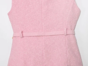Dettaglio del gilet in tweed rosa che mostra la trama e la cintura in tessuto