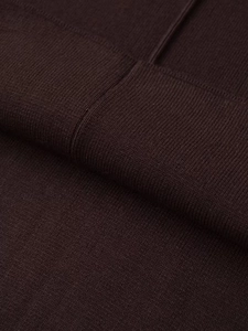 Dettaglio macro del tessuto a maglia a coste marrone scuro con cuciture precise dell'abito