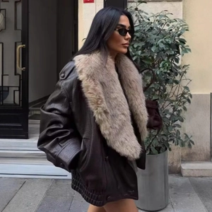 Veste oversize en similicuir marron foncé avec large col en fausse fourrure beige