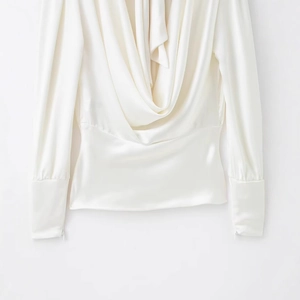 Blouse élégante en satin blanc à col bénitier avec taille cintrée et manches longues