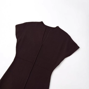 Abito in maglia senza maniche slim fit marrone scuro con scollo a V per uno stile casual