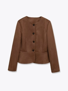 Détail d'une veste en daim marron avec col rond, boutons noirs et ourlet à basque