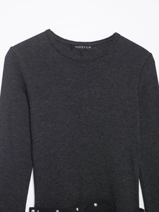 Détail de la robe midi en tricot gris foncé avec col rond et étiquette de marque INDEFEIR