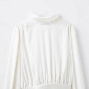 Blouse élégante en satin blanc à manches longues avec col bénitier et plissés