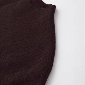 Abito in maglia senza maniche marrone scuro con vestibilità slim e scollo rotondo