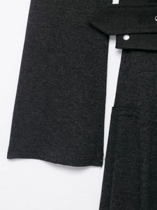 Détail de la robe midi gris foncé avec boucle en métal argenté et texture en sergé