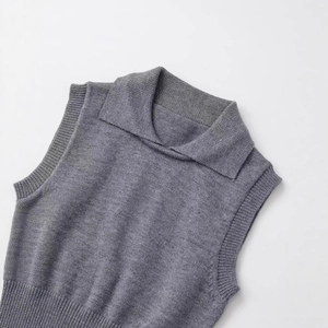 Gilet en maille grise avec col polo et finitions côtelées présenté dans une vue à plat