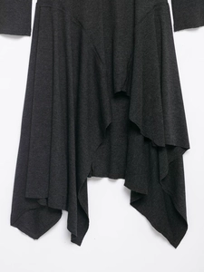 Détail de la robe midi en maille gris foncé avec ourlet asymétrique en mouchoir