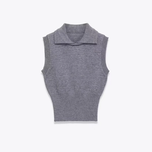 Pull sans manches gris en maille élégant avec col rabattu et finitions côtelées