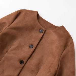 Veste marron en suédine avec col rond minimaliste et fermeture à boutons noirs