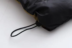 Ourlet à cordon réglable avec clips en plastique sur une veste sans manches bicolore