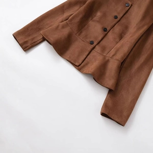 Veste en similicuir marron pour femme avec ourlet à basque chic et fermeture à boutons