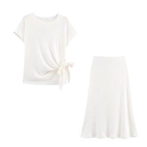 Ensemble blanc en maille côtelée avec haut noué à manches courtes et jupe midi