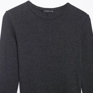 Haut en maille gris foncé pour femmes avec manches longues et encolure ronde douce