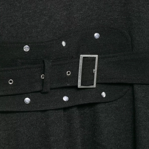 Robe midi noire asymétrique avec ceinture élégante ornée de rivets métalliques argentés