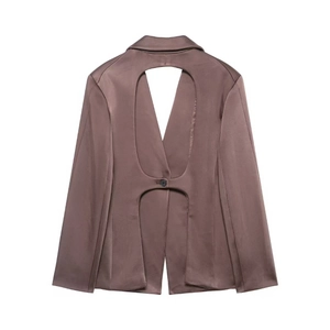 Dettaglio blazer in raso marrone con apertura posteriore e tessuto effetto seta