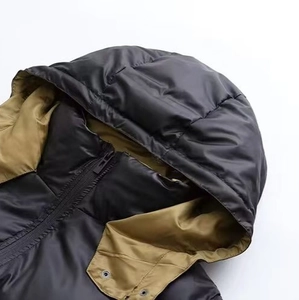 Gilet matelassé sans manches pour femme noir avec doublure beige et capuche zippée