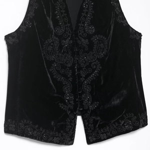 Elegante gilet in velluto nero con intricati ricami paisley e paillettes scintillanti