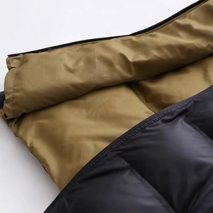 Gilet matelassé à capuche pour femme, extérieur noir et doublure kaki avec fermeture éclair