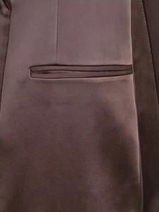 Dettaglio della giacca in velluto con tasca a filetto e finiture di alta qualità sartoriale