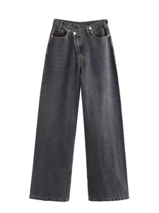 Détail de la taille haute asymétrique croisée sur un jean large gris foncé