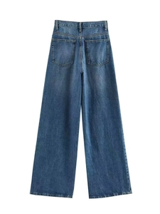 Vue arrière du jean taille haute à jambes larges montrant les poches et le denim délavé
