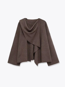 Detailansicht des drapierten Ausschnitts und der Strickstruktur dieser braunen Strickjacke