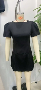 Détail de la robe noire moulante avec manches bouffantes rétro et col rond classique