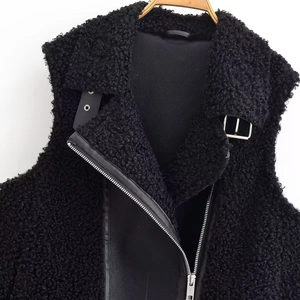 Détails de la veste noire en similicuir et polaire avec boucle au col et fermeture zippée