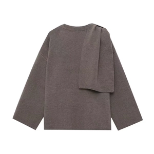 Manteau court en tricot marron foncé avec détail écharpe drapée sur fond blanc
