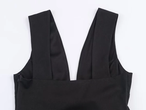 Détail de la robe noire à col en V avec fermeture éclair invisible et texture en sergé
