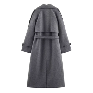 Vue arrière d'un long manteau gris en laine avec ceinture ajustable et brides de poignets