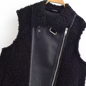 Gilet chic noir en molleton et cuir avec fermeture éclair diagonale et revers larges