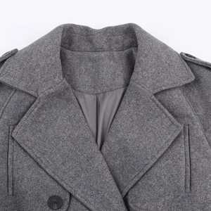 Manteau long en laine gris pour femme avec col à revers, épaulettes et double boutonnage
