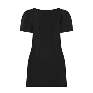 Détail du dos d'une robe courte noire avec manches bouffantes et fermeture éclair invisible