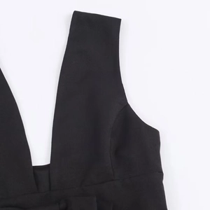 Robe courte élégante noire sans manches avec décolleté en V profond et détails de nœud chic