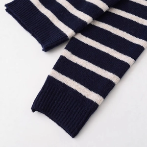 Maglione a righe blu navy e bianco con polsini a costine per un look elegante e minimalista