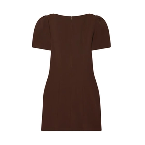Détail d'une robe courte marron foncé avec manches bouffantes et fermeture éclair invisible