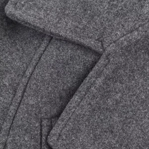 Détail du tissu en laine mélangée gris foncé montrant la texture épaisse et la couture