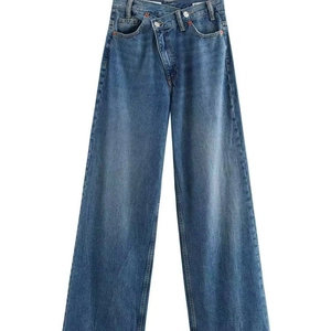 Jean femme taille haute à jambes larges avec un design asymétrique croisé unique à la taille