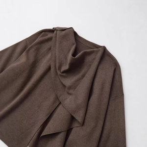 Dunkelkaffeebraune Strickjacke für Damen mit einem eleganten drapierten Kragendesign