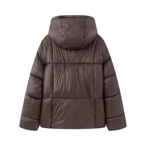 Rückansicht einer tiefbraunen Steppjacke mit Kapuze und breiter horizontaler Steppung