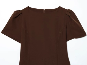 Détail d'une robe courte marron foncé avec manches bouffantes et zip invisible
