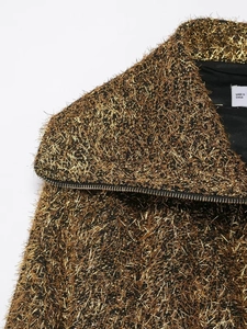 Vue détaillée de la texture du fil métallique doré et du col d'un blouson aviateur