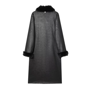 Vue arrière d'un manteau long en cuir noir avec col en fausse fourrure et texture lisse